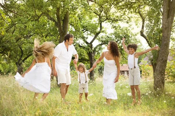 Familia feliz —  Fotos de Stock