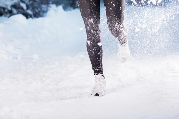 Frau läuft im Winter — Stockfoto
