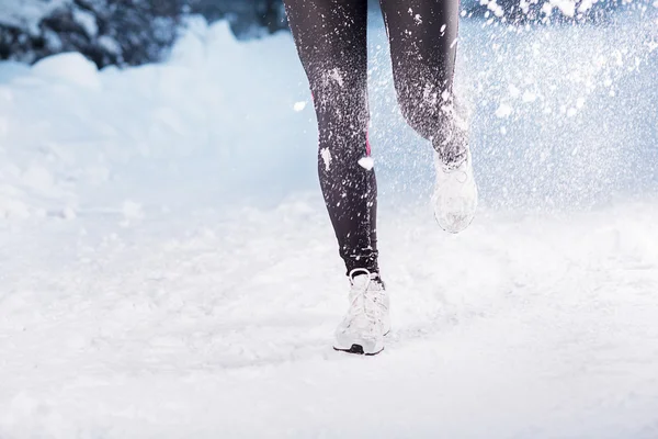 Femme courant en hiver — Photo