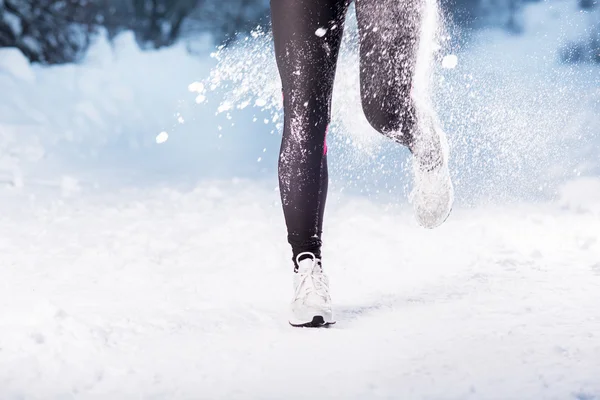 Mujer corriendo en invierno — Foto de Stock
