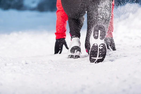 Femme courant en hiver — Photo