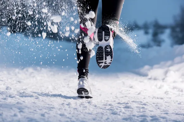 Жінка біжить взимку — стокове фото