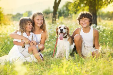 mutlu çocuklar ile köpek