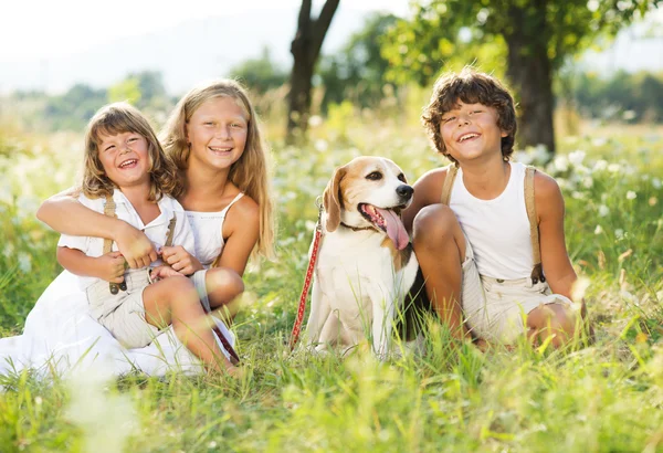 Šťastné děti se psem — Stock fotografie