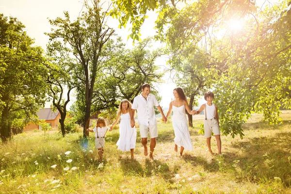 Glückliche Familie — Stockfoto