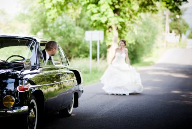 gelin ve damat arabada