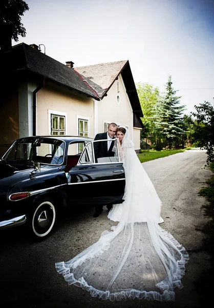 Braut und Bräutigam im Auto — Stockfoto