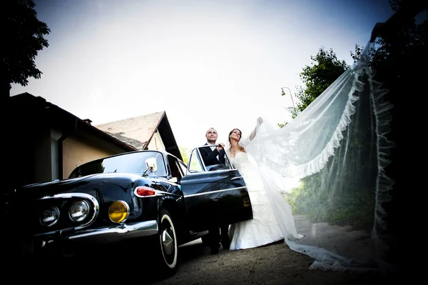 Mariée et marié en voiture — Photo