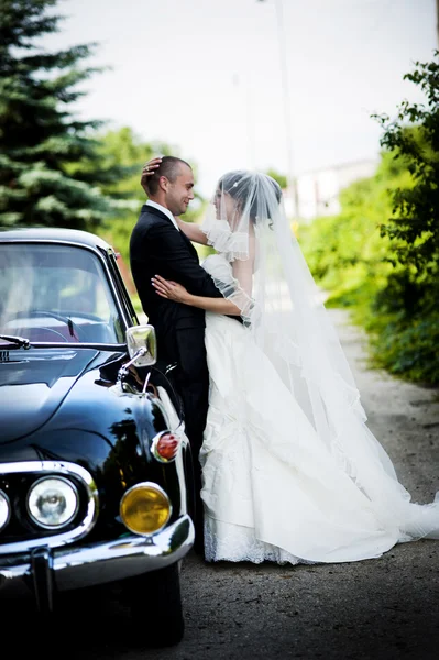 Mariée et marié en voiture — Photo