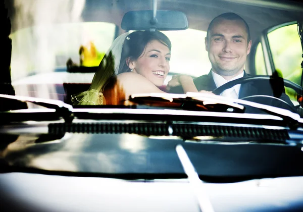 Bride and groom in car — Stock Photo, Image