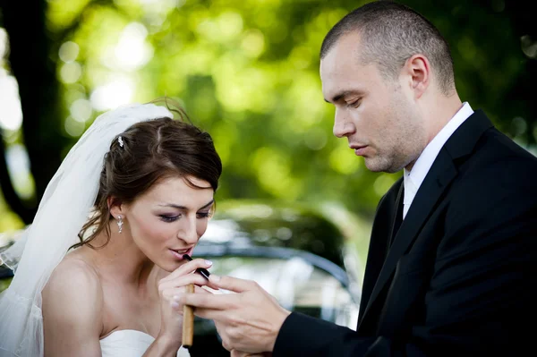 Bride and groom in car — Stock Photo, Image