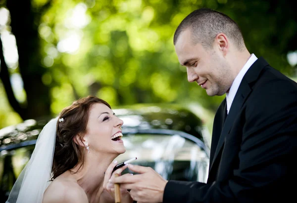 Bruid en bruidegom in auto — Stockfoto