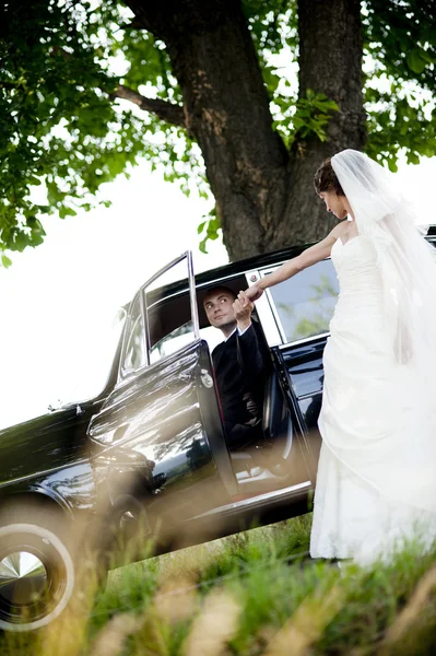 Braut und Bräutigam im Auto — Stockfoto