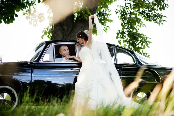 Νύφη και γαμπρός στο αυτοκίνητο — Φωτογραφία Αρχείου