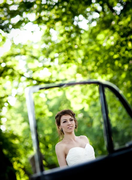 Bride and groom in car — Stock Photo, Image