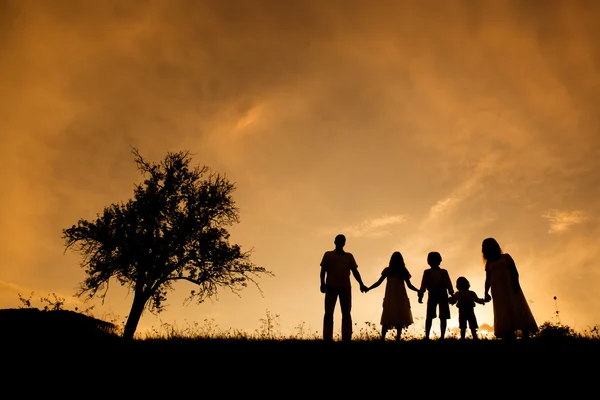 Famiglia nella natura — Foto Stock