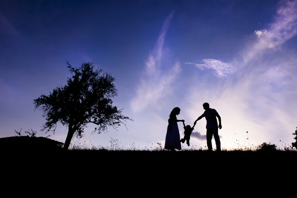 Famiglia nella natura — Foto Stock