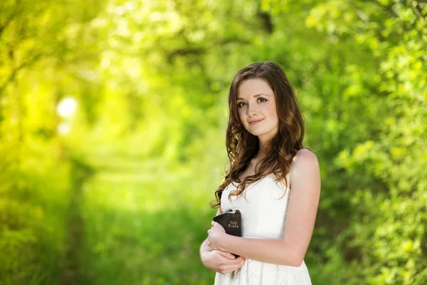 Belle femme avec la Bible — Photo