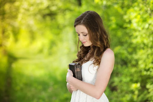 Krásná žena s Bibli — Stock fotografie