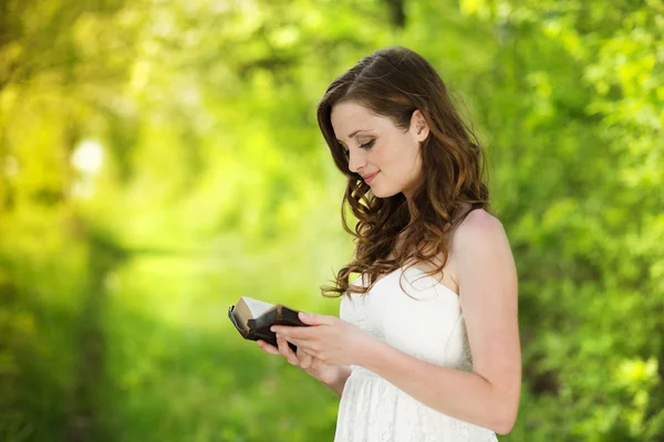 Bella donna con libro — Foto Stock