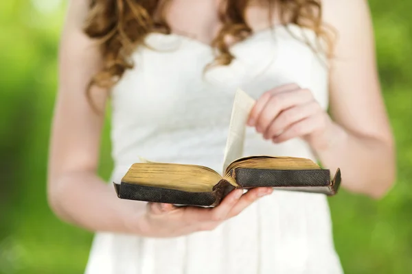 Schöne Frau mit Buch — Stockfoto