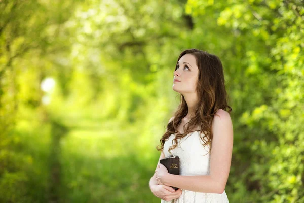 Bella donna con Bibbia — Foto Stock