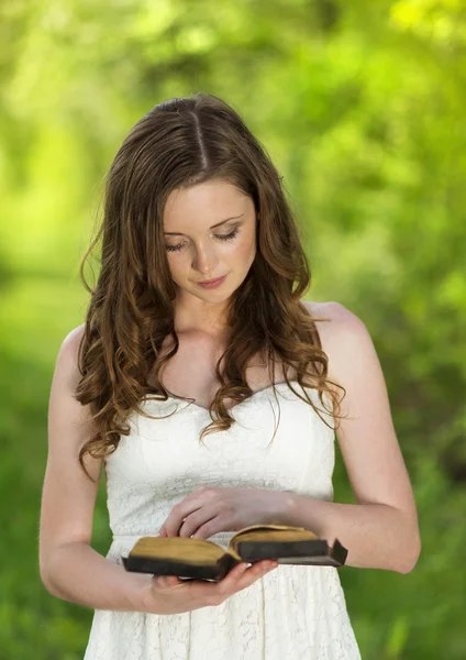 Krásná žena s Bibli — Stock fotografie