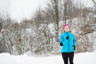 Kış aylarında çalışan kadın