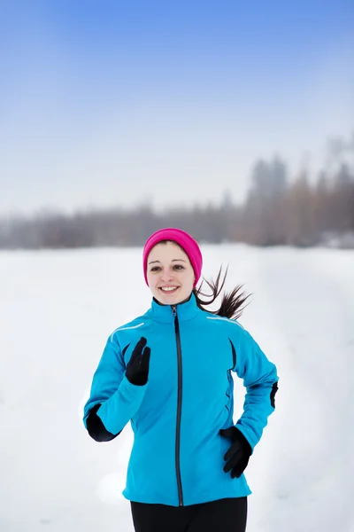 Жінка біжить взимку — стокове фото