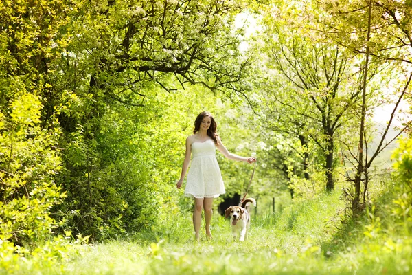 Femme avec chien — Photo