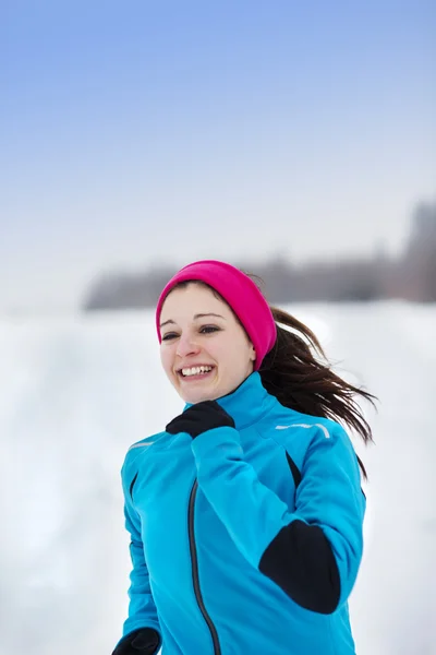 겨울에서 실행 하는 여자 — 스톡 사진