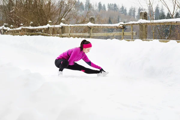 Frau läuft im Winter — Stockfoto