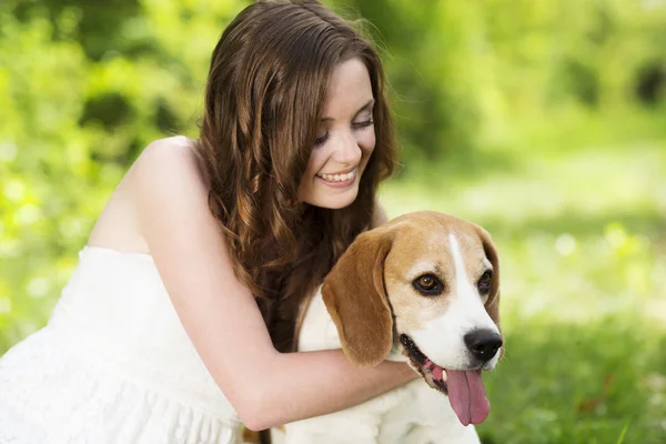 Vrouw met hond — Stockfoto