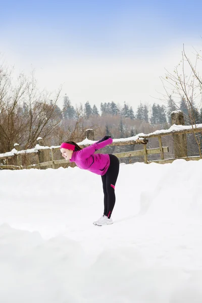 Vrouw uitgevoerd in de winter — Stockfoto