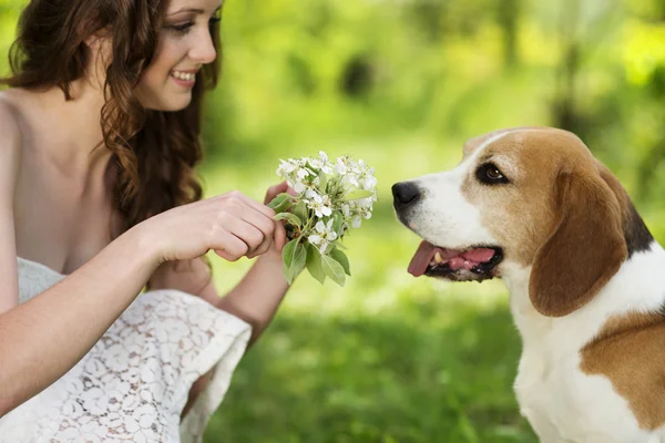 Kvinna med hund — Stockfoto