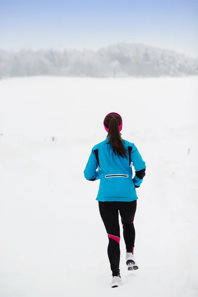 Frau läuft im Winter — Stockfoto