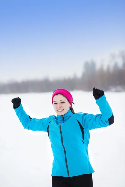 Frau läuft im Winter — Stockfoto