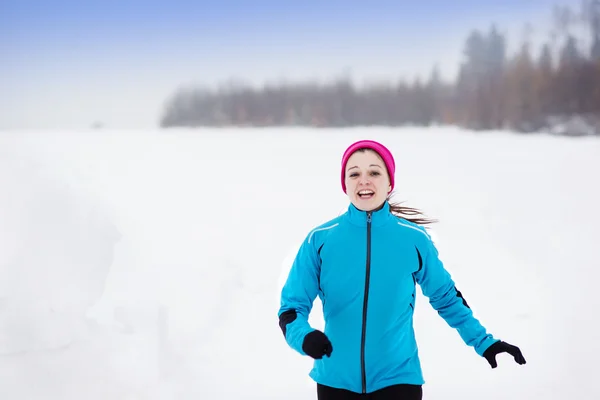 Frau läuft im Winter — Stockfoto