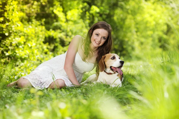 Kvinna med hund — Stockfoto