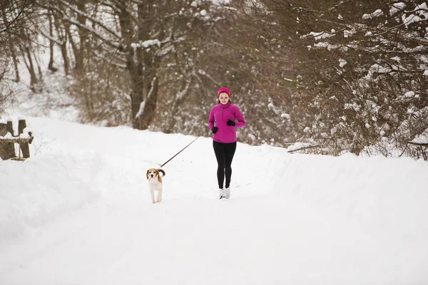 Frau mit Hund — Stockfoto