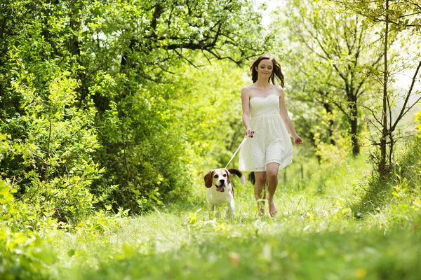 Femme avec chien — Photo