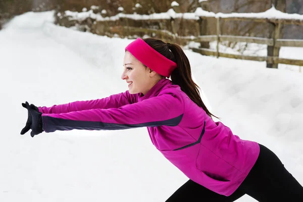 Frau läuft im Winter — Stockfoto