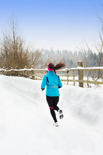 Frau läuft im Winter — Stockfoto