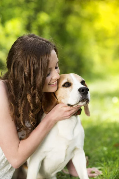 Donna con cane — Foto Stock