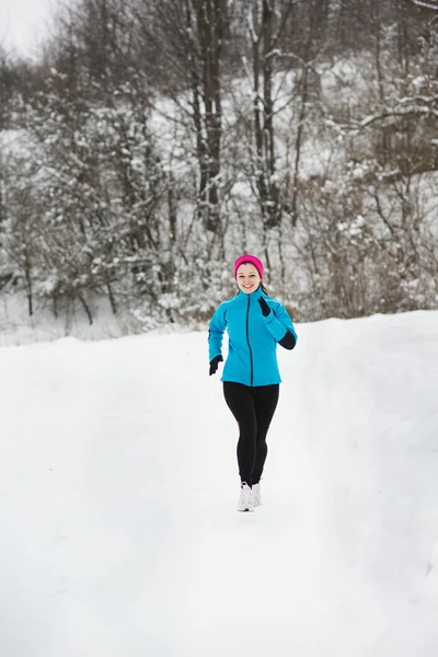 冬に走っている女性 — ストック写真