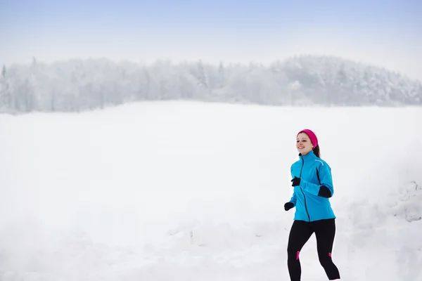 冬に走っている女性 — ストック写真