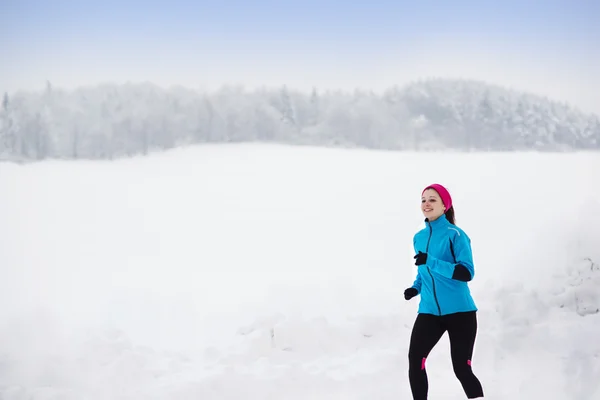 Frau läuft im Winter — Stockfoto