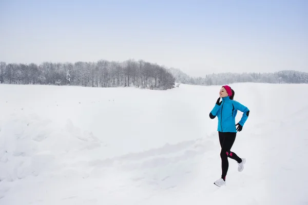 Frau läuft im Winter — Stockfoto