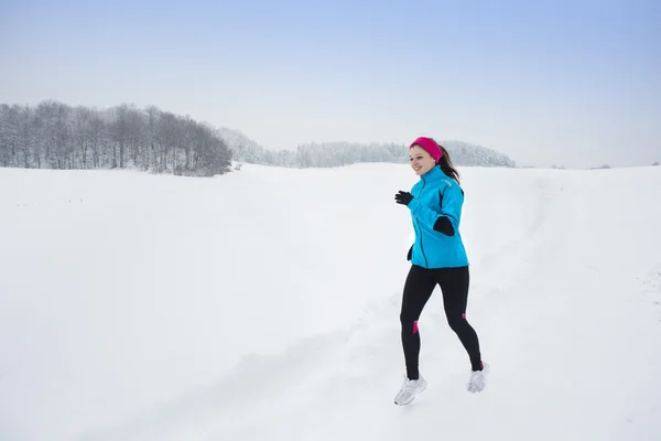 Mujer corriendo en invierno — Foto de Stock