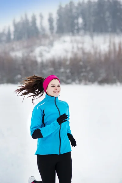 Frau läuft im Winter — Stockfoto